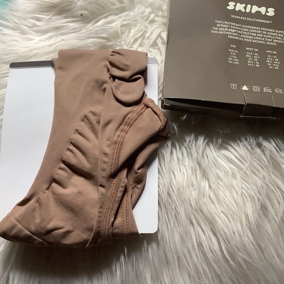 Skims Nwt short mid thigh with open gusset - Picture 8 of 8